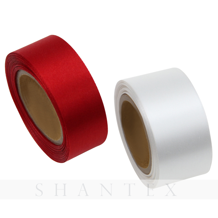 Dekorative 100% Polyester einfarbig 10-1620 mm Single / Double Faced Satin Weihnachten Ribbon Tape