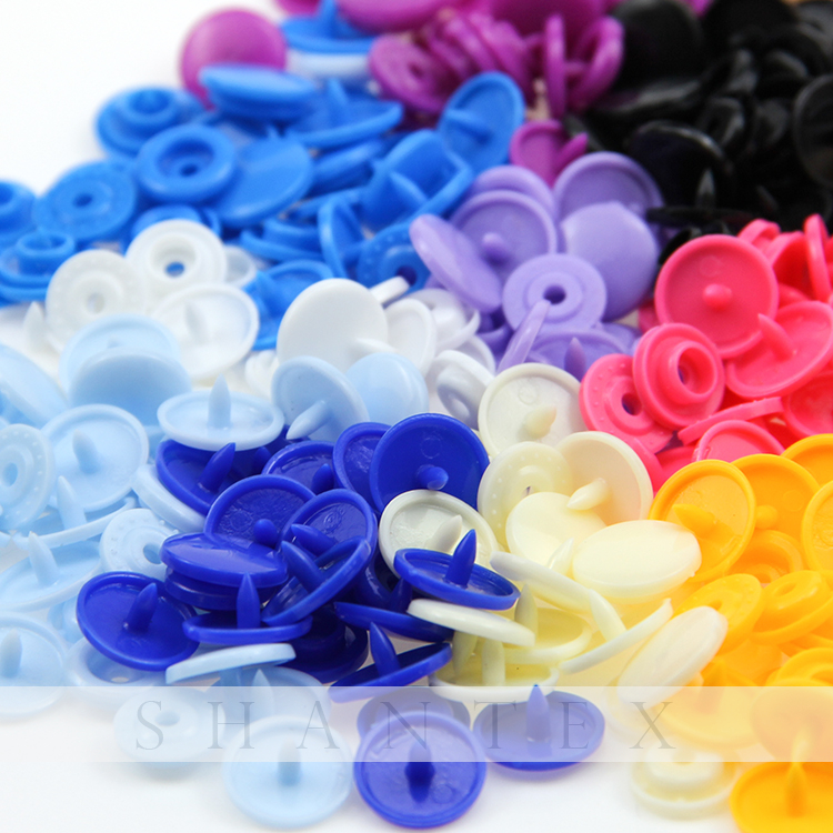 Qualitäts-Art- und Umweltfreundlich Kommt Farbe Kleidung Kunststoff-Schnellverschluss-Knopf